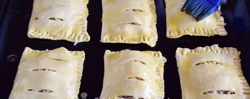 Шаг 9: слоек с колбасой и сыром