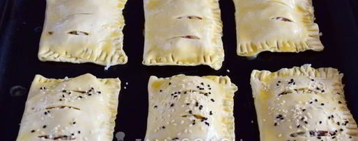 Шаг 10: слоек с колбасой и сыром