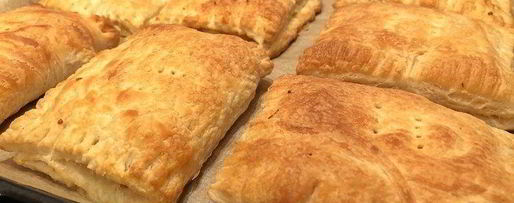 Шаг 1: слоек с копченым мясом и сыром