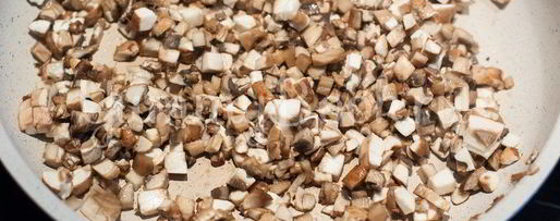 Шаг 1: слоек с квашеной капустой и грибами