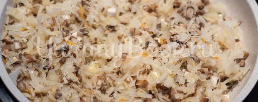 Шаг 2: слоек с квашеной капустой и грибами