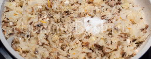 Шаг 3: слоек с квашеной капустой и грибами