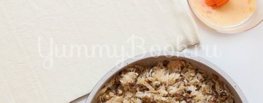 Шаг 4: слоек с квашеной капустой и грибами