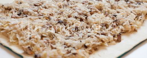 Шаг 5: слоек с квашеной капустой и грибами