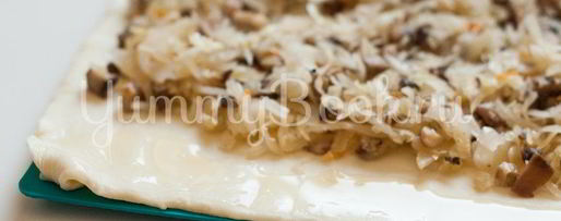 Шаг 6: слоек с квашеной капустой и грибами