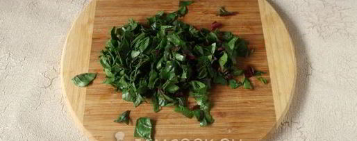 Шаг 3: слоек с сыром и свекольными листьями