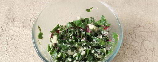 Шаг 5: слоек с сыром и свекольными листьями