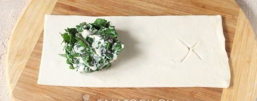 Шаг 6: слоек с сыром и свекольными листьями