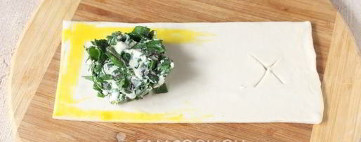 Шаг 7: слоек с сыром и свекольными листьями