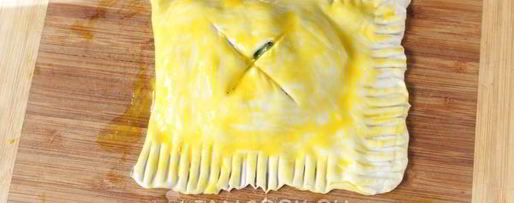 Шаг 8: слоек с сыром и свекольными листьями