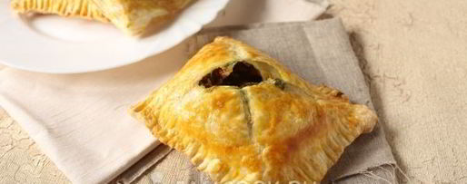 Шаг 10: слоек с сыром и свекольными листьями