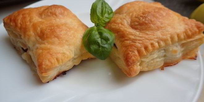 Рецепт слоек с томатами и моцареллой