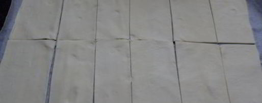 Шаг 2: слоек с томатами и моцареллой