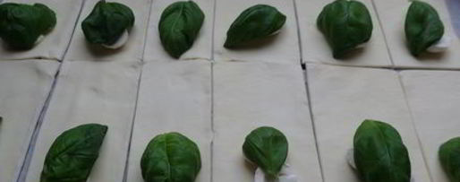 Шаг 4: слоек с томатами и моцареллой