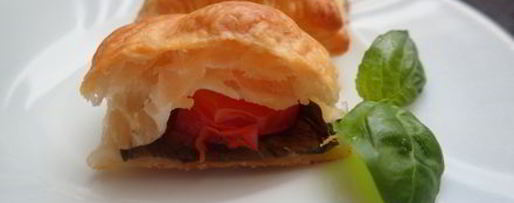 Шаг 11: слоек с томатами и моцареллой