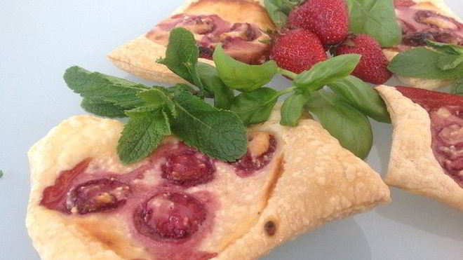 Рецепт Слоек с творогом и клубникой