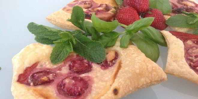 Рецепт слоек с творогом и клубникой