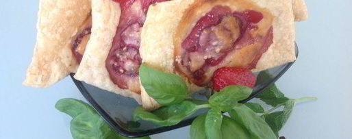 Шаг 5: слоек с творогом и клубникой