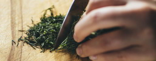 Шаг 1: слоек с яйцом и зеленью