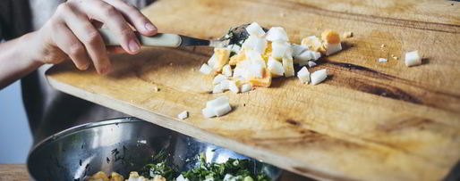 Шаг 3: слоек с яйцом и зеленью