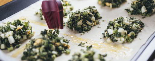 Шаг 8: слоек с яйцом и зеленью