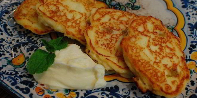 Рецепт лимонных сырников с соусом из маскарпоне