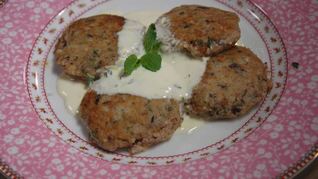 Рецепт Мятных сырников с маслинами и сметанным соусом