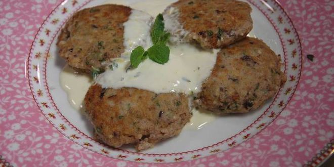 Рецепт мятных сырников с маслинами и сметанным соусом