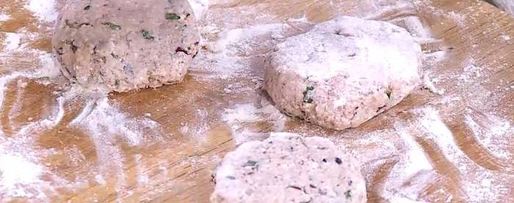 Шаг 7: мятных сырников с маслинами и сметанным соусом