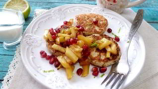 Рецепт Сырников с карамельным фруктовым соусом