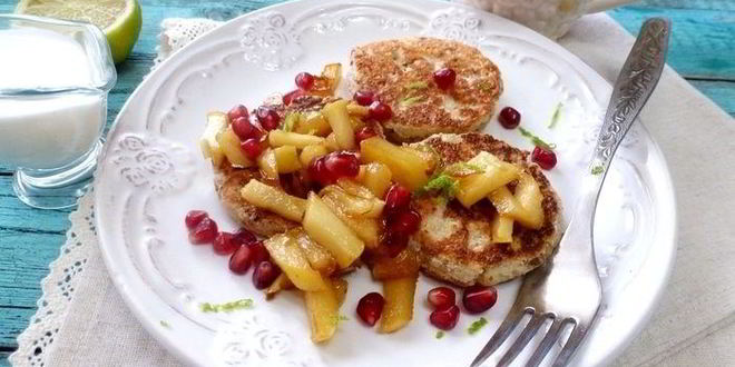 Рецепт сырников с карамельным фруктовым соусом