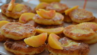 Рецепт Сырников с персиками