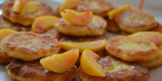 Рецепт сырников с персиками