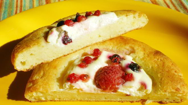 Рецепт Сырников с творожной начинкой и ягодами