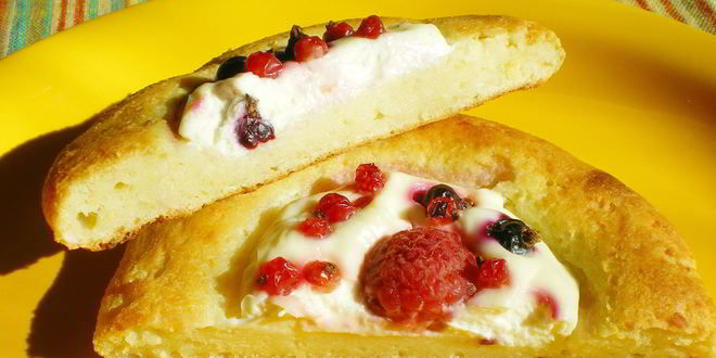 Рецепт сырников с творожной начинкой и ягодами