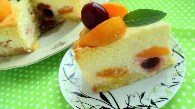 Рецепт Творожника с абрикосами и вишней