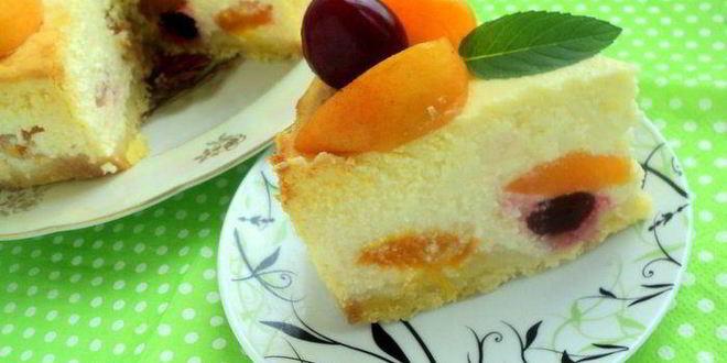 Рецепт творожника с абрикосами и вишней