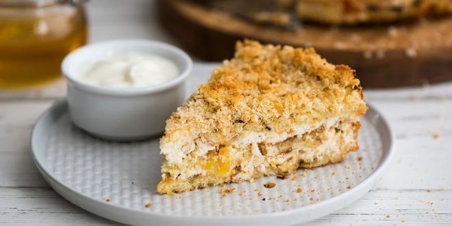 Рецепт творожника с медом, курагой и сметаной