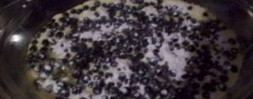 Шаг 3: бисквита с черникой