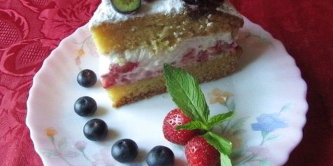 Рецепт бисквита с клубникой и сливками