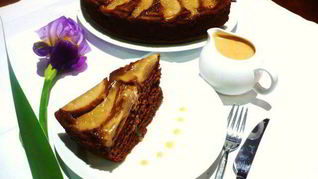 Рецепт Грушева-имбирного торт с карамельным соусом