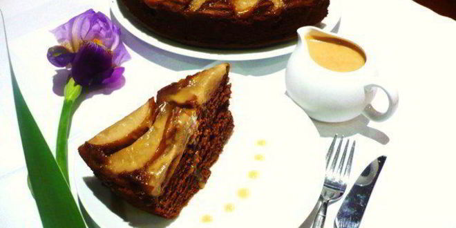 Рецепт грушева-имбирного торт с карамельным соусом