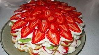 Рецепт Клубничного торта с воздушным сливочным кремом