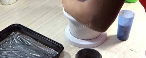 Шаг 1: торта подушка с короной из мастики