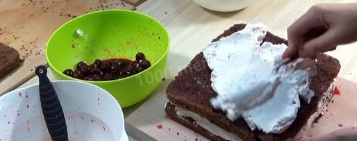 Шаг 10: торта подушка с короной из мастики