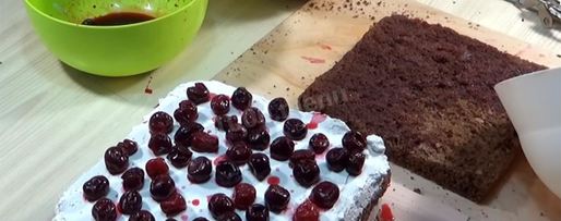 Шаг 11: торта подушка с короной из мастики