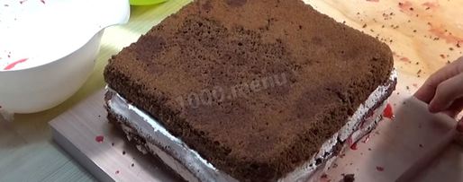 Шаг 12: торта подушка с короной из мастики