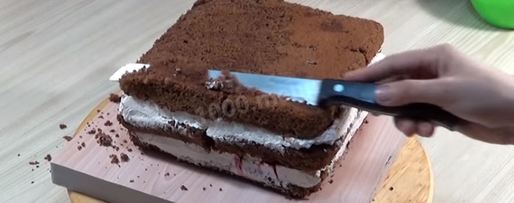 Шаг 13: торта подушка с короной из мастики