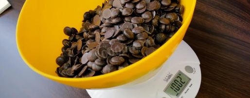 Шаг 14: торта подушка с короной из мастики