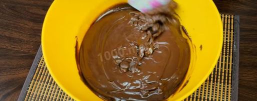 Шаг 15: торта подушка с короной из мастики